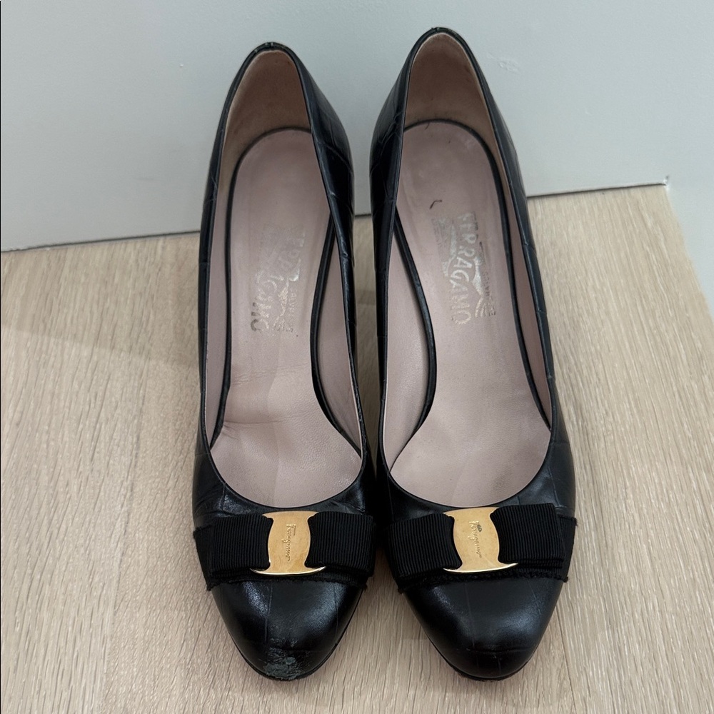 Pre-Owned Salvatore Ferragamo Vara Bow Croc-Embossed Leather Pumps